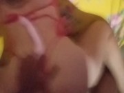 Fantasiada e com plug anal dando de quatro 7/16