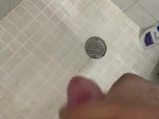 Tiro mi leche solito en el baño 16/16