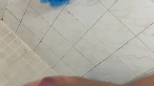 Tiro mi leche solito en el baño