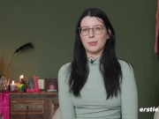 Ersties - Melli spankt sich bei der Selbstbefriedigung mit Glasdildo 11/16