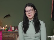 Ersties - Melli spankt sich bei der Selbstbefriedigung mit Glasdildo 14/16