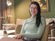 Ersties - Melli spankt sich bei der Selbstbefriedigung mit Glasdildo 3/16