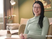 Ersties - Melli spankt sich bei der Selbstbefriedigung mit Glasdildo 6/16