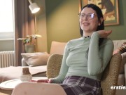 Ersties - Melli spankt sich bei der Selbstbefriedigung mit Glasdildo 7/16