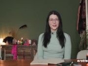 Ersties - Melli spankt sich bei der Selbstbefriedigung mit Glasdildo 9/16