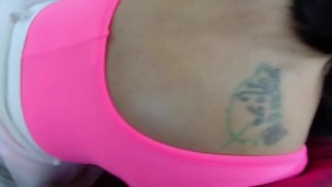 Sexo rico en un Uber en movimiento