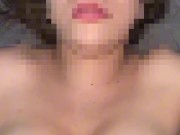 Entre sus pequeñas tetas me masturba hasta venir