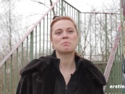 Ersties - Sarah K liebt den Nervenkitzel beim Masturbieren in der Öffentlichkeit 12/16
