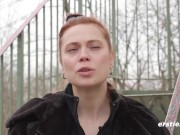 Ersties - Sarah K liebt den Nervenkitzel beim Masturbieren in der Öffentlichkeit 14/16