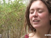 Ersties - Sofie masturbiert vor der Kamera auf eine natürlich schöne Art und Weise 11/16