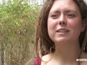 Ersties - Sofie masturbiert vor der Kamera auf eine natürlich schöne Art und Weise 14/16