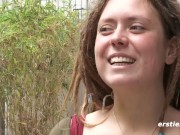 Ersties - Sofie masturbiert vor der Kamera auf eine natürlich schöne Art und Weise 15/16