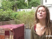 Ersties - Sofie masturbiert vor der Kamera auf eine natürlich schöne Art und Weise 5/16