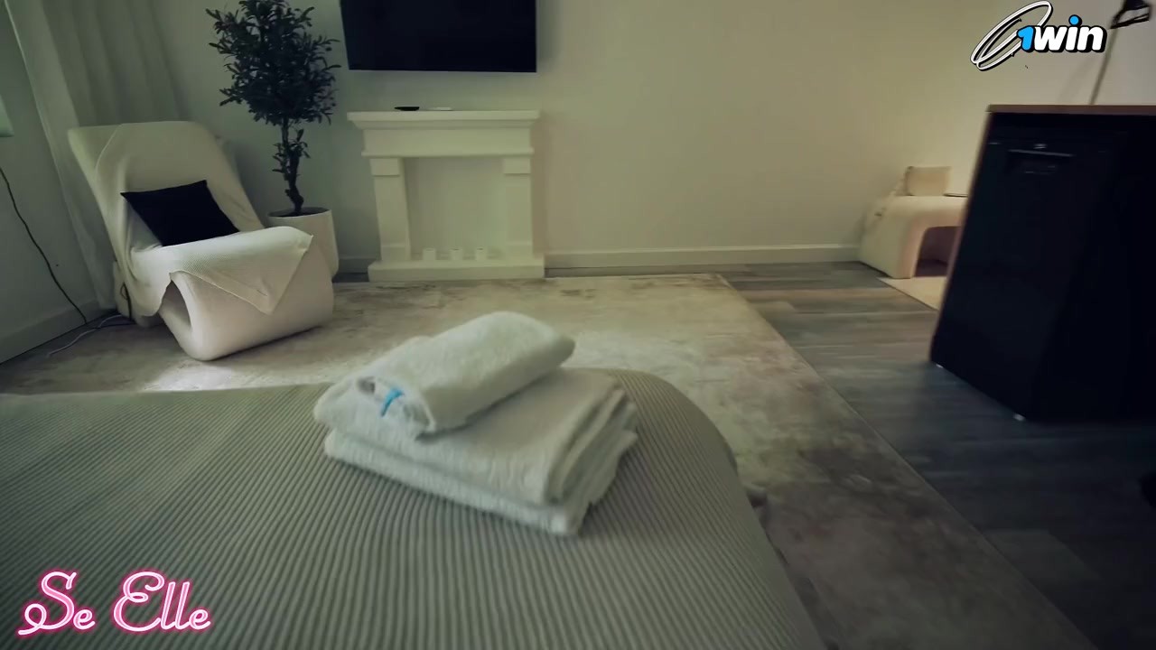 Sharing The Bed With StepMOM on Vacation - Se Elle - RedTube