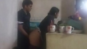 Sirvienta follada en la Cocina (mi esposa casi nos descubre)