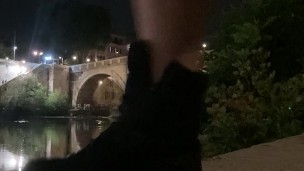 piscio nel fiume tevere in una calda estate nel centro di roma