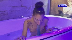 Polly Petrova foi tomar banho e levou seu brinquedo pra fuder o cuzinho