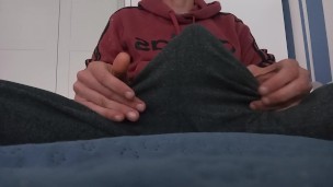 El Tío No Puede Parar De Masturbarse Ese Gran Rabo y Aguanta La Corrida En El Próximo Video