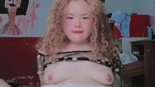 Culona se masturba rico.