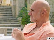 VIXEN Irresistible babe seduces stud 4/16