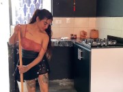 Solo cuando le ayudo a limpiar, me deja cogerla por atras 2/16