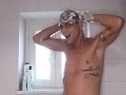 Barba e doccia mentre parlo dei nuovi aggiornamenti sulla produzione (Ita) Napoletano 11/16