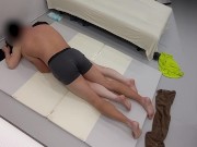 えっちなオイルマッサージで身体がぬるぬるに・・。 触られているうちに、気がついたら感度がMAX！！ そのまま激しいオイルSEXへ突入　童顔/おっぱい 無修正/ローション/パイパン/日本 - Screenshot 3 of 16 - Cum Inside