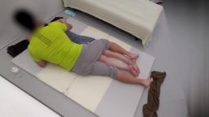 えっちなオイルマッサージで身体がぬるぬるに・・。 触られているうちに、気がついたら感度がMAX！！ そのまま激しいオイルSEXへ突入　童顔/おっぱい 無修正/ローション/パイパン/日本