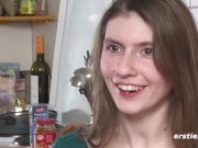 Ersties - Die natürlich schöne Vanessa masturbiert mit einem Vibrator 6/16