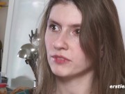 Ersties - Die natürlich schöne Vanessa masturbiert mit einem Vibrator 8/16