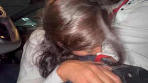 Latina CULONA se masturba mientras conduzco y me chupa la POLLA en el parqueadero.