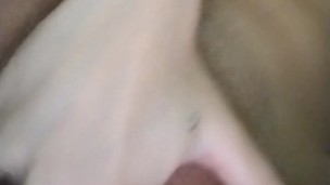 Chica de 20 años tocándose a fondo.