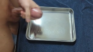 【手コキ射精】1日しか禁欲できなくてトレイにぶっかけ