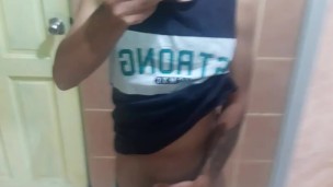 Masturbandoce en el baño.