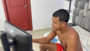 mi  hermanastra me modela su ropa interior y me pide que la folle duro con mi enorme pene