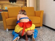 Белоснежка засовывает в попку большой дилдо, сосет и скачет 15/16