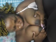 Ma pote memontre comment elle fait titjob et me fait jouir entre ses seins 5/16