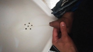 pissing desesperado en un baño publico casi me pillan