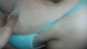 Rubia me la chupa y se toca las tetas