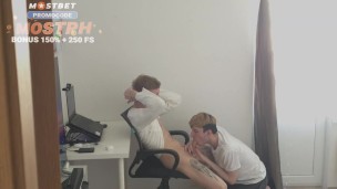 твинк с большим членом отвлек сводного брата от работы и выебал его тугое очко