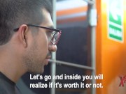 Amigas venezolanas cachondas follan al repartidor de pizza y este se come el coño de ambas 6/16