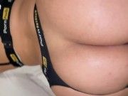 gata de cabelo curto leva gozada no cuzinho