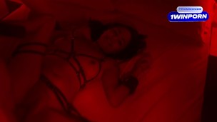 FOLLADA HARDCORE A FLACA LATINA EN CUARTO ROJO DE SADOMASOQUISMO
