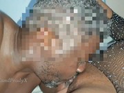 J'ai surpris ma coloc qui se masturbait et je l'ai aidé avec ma langue 15/16