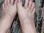 Wiggling & spreading my natural toes not wearing any polish 13/16