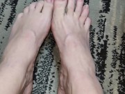 Wiggling & spreading my natural toes not wearing any polish 5/16