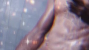 Masturbación en el baño con jabón y una verga enorme.