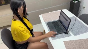 Me follo a mi hermosa hermanastra latina mientras estoy en clases virtuales de religión.