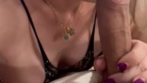 Transexual le hace sexo oral a su pareja