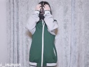 穿着中国校服的女孩被粗暴地玩弄身体，用振动器达到高潮并潮吹 3/16